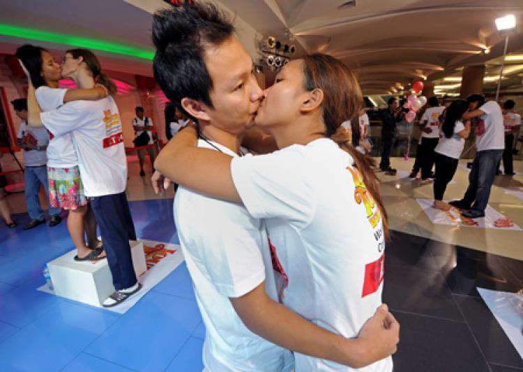 Тайландци ще бият световен рекорд за най-дълга целувка