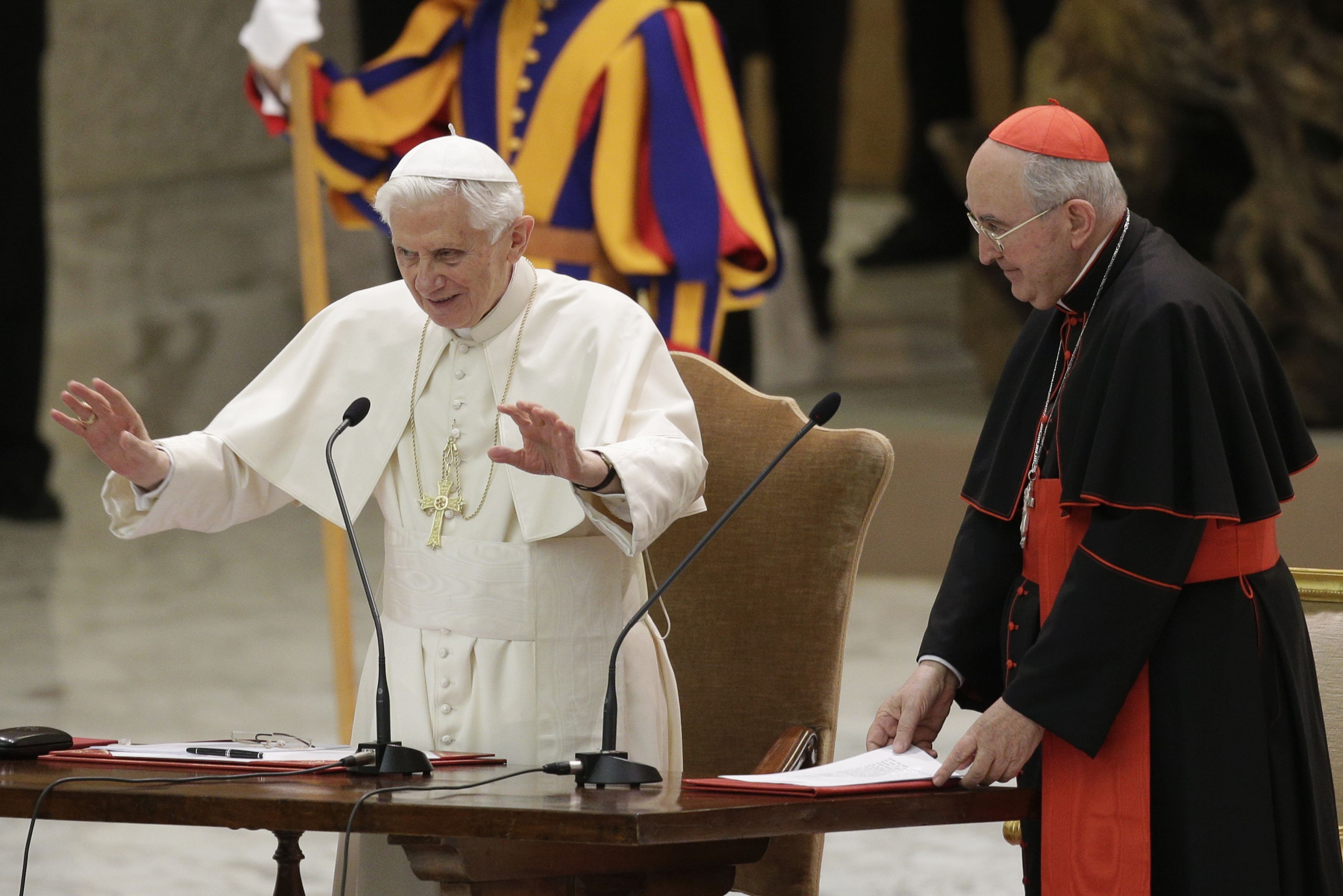 Папата се оттегля с личния си секретар и четири монахини