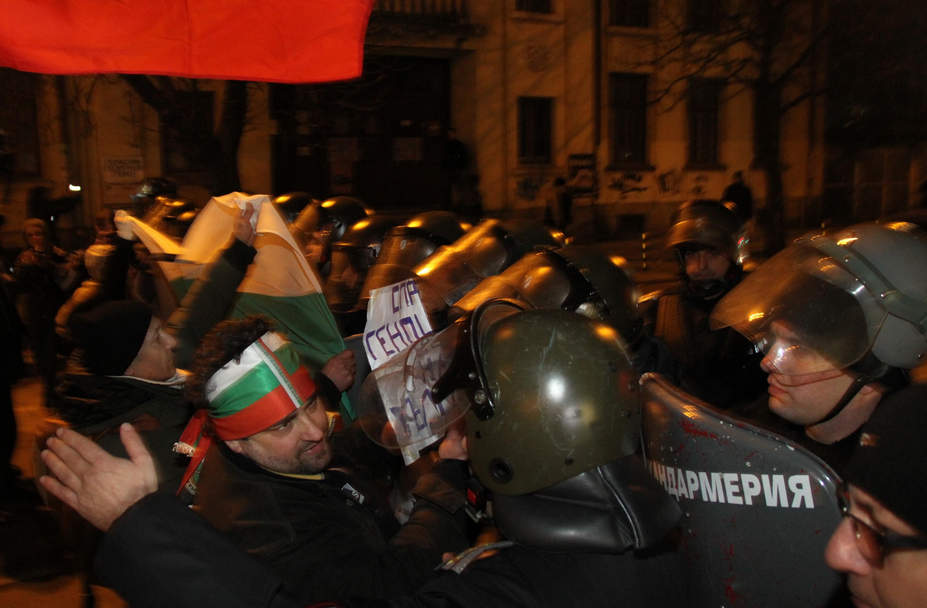 Стотици протестиращи блокираха булевард във Варна 