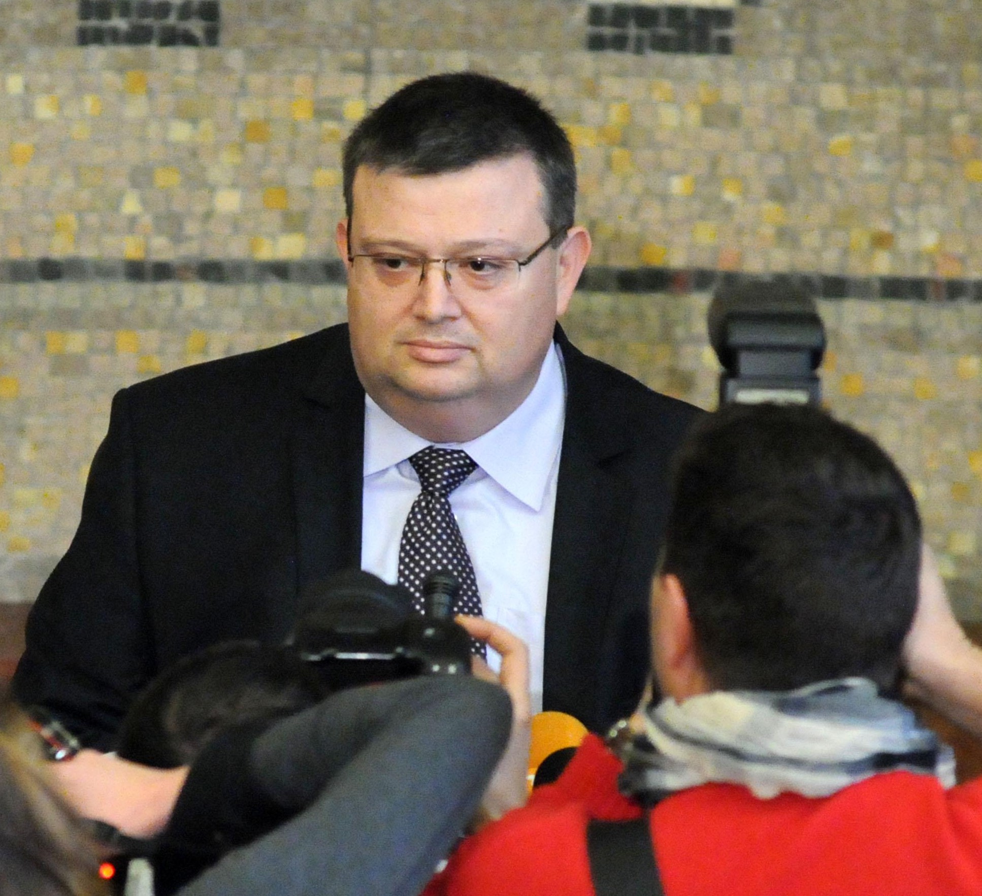 Цацаров потвърди: Посредник е продавал ток в чужбина на занижени цени