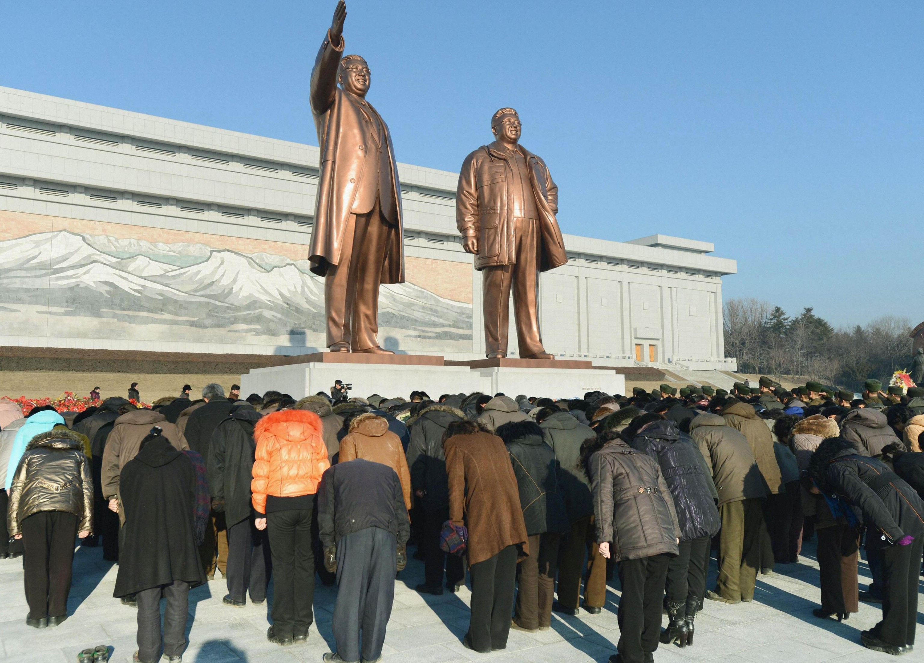 С нов паметник отбелязват рождения ден на Ким Чен Ир
