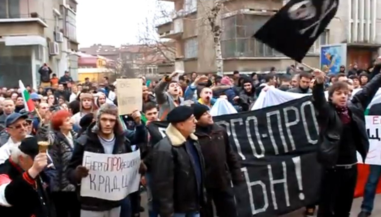 ВИДЕО от Търново: Протестиращи събраха 150 лева за старец, получил 230 лева сметка за ток 
