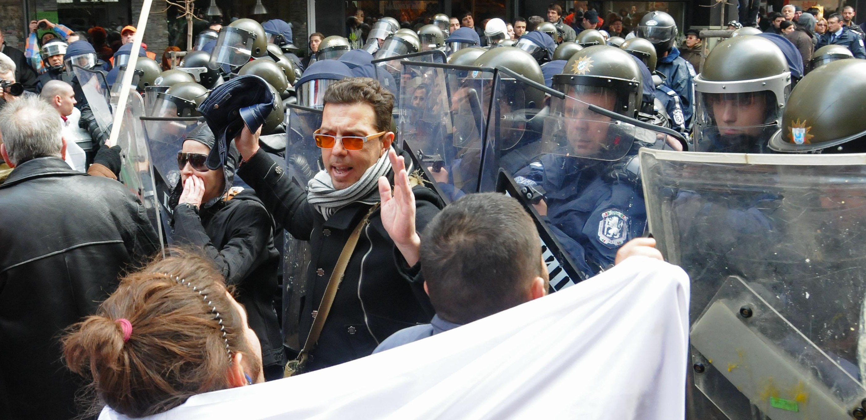 Ултраси пребиха полицейски шеф на протеста в Перник 