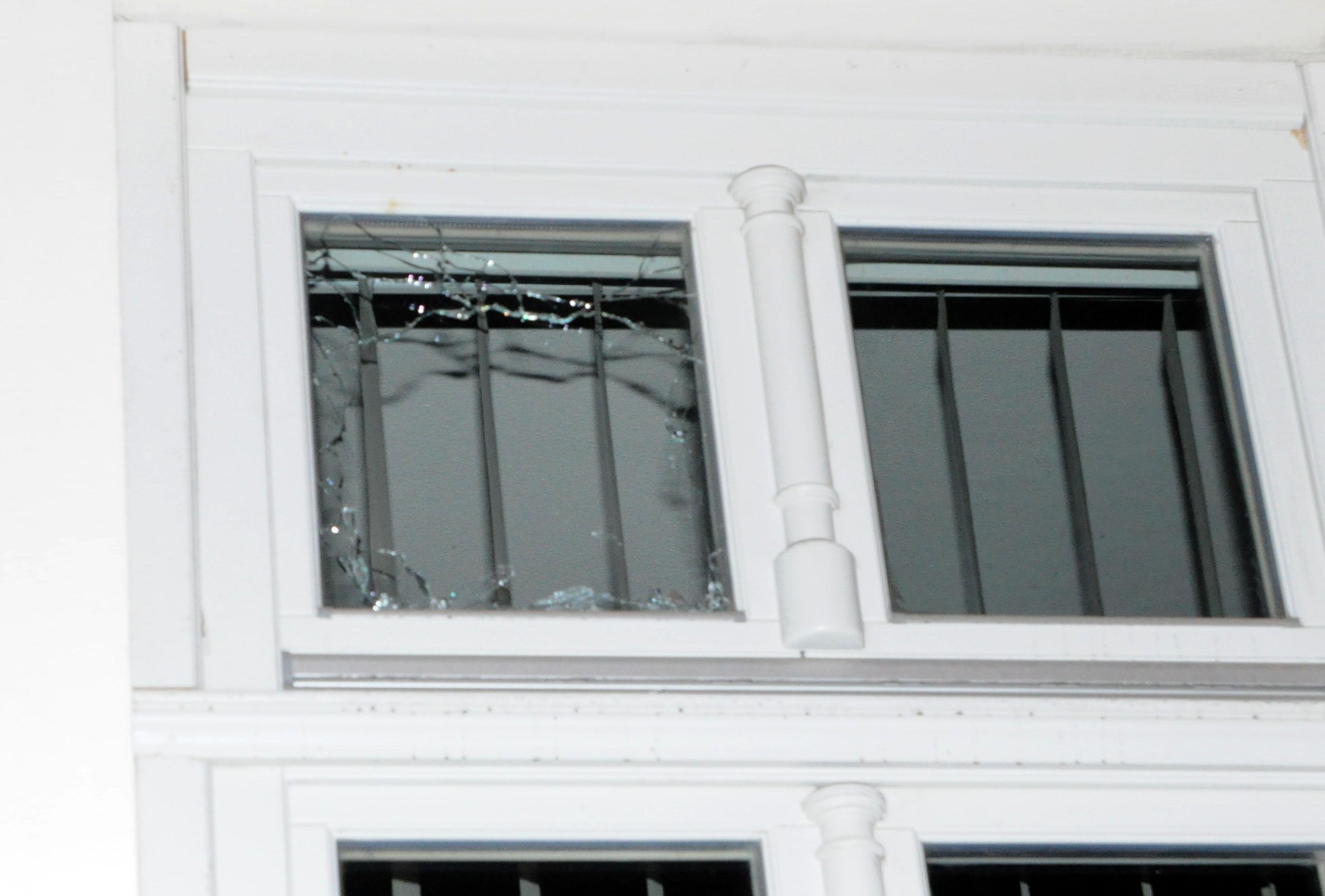 Протестиращи счупиха прозорец в София, летят камъни, яйца и домати по полицията