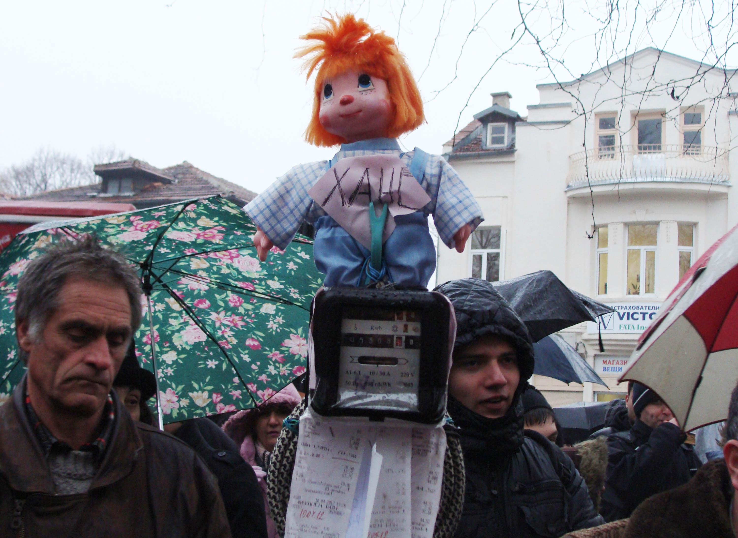 Протестиращи замерят с кроасани EVN в Пловдив 