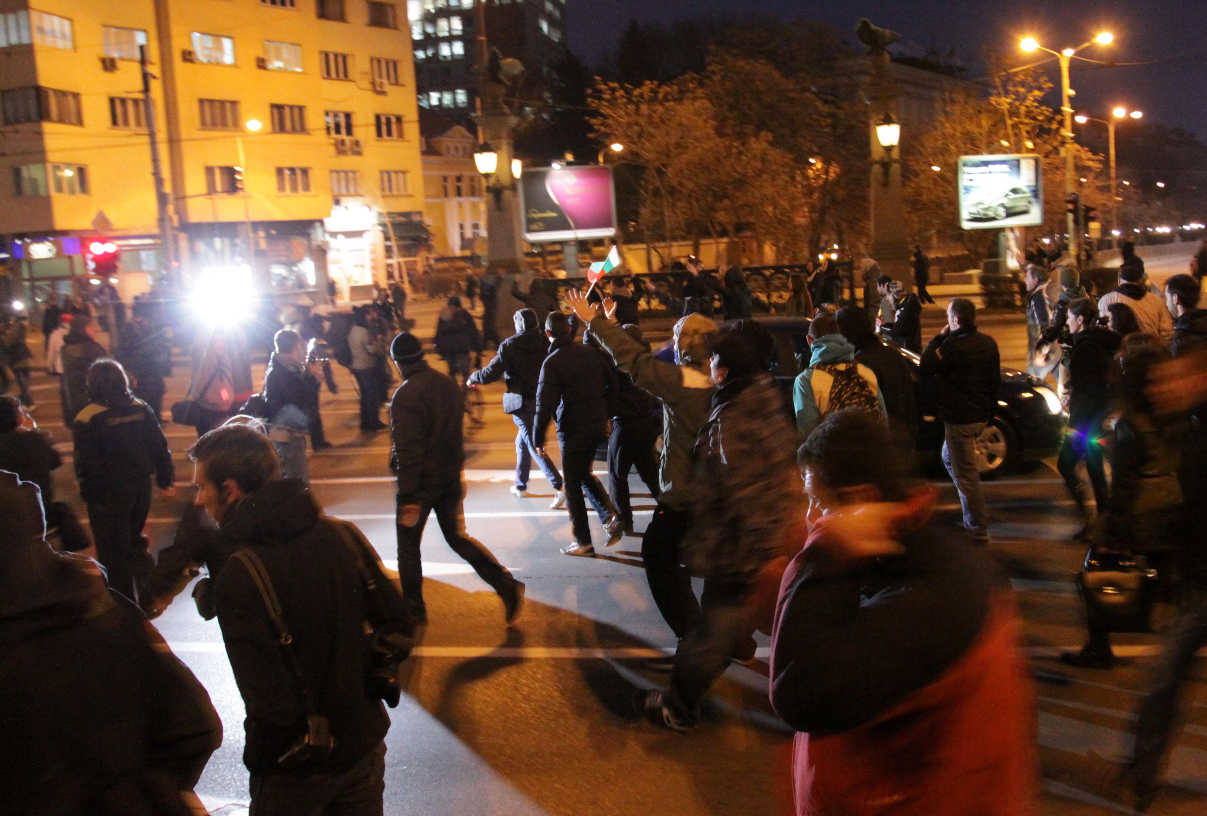Протестиращите столичани тръгнаха към паметника Левски