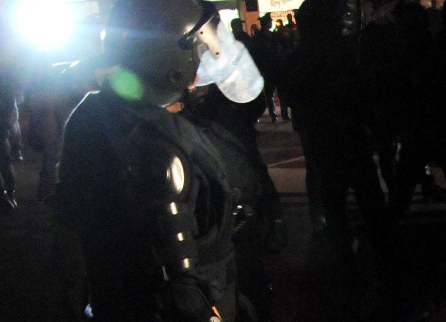 Протестиращ напръска жандармерист със сълзотворен газ
