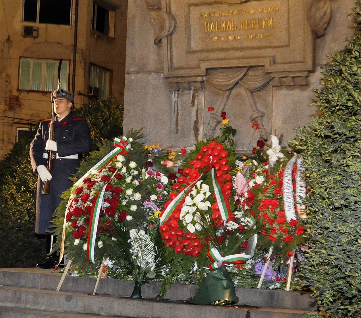  От три страни простиращите напират към паметника на Васил Левски