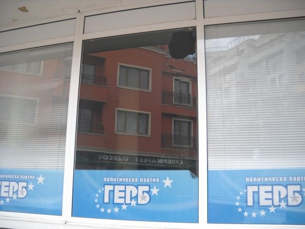Заловиха вандала, който счупи стъкла на централния офис на ГЕРБ във Варна