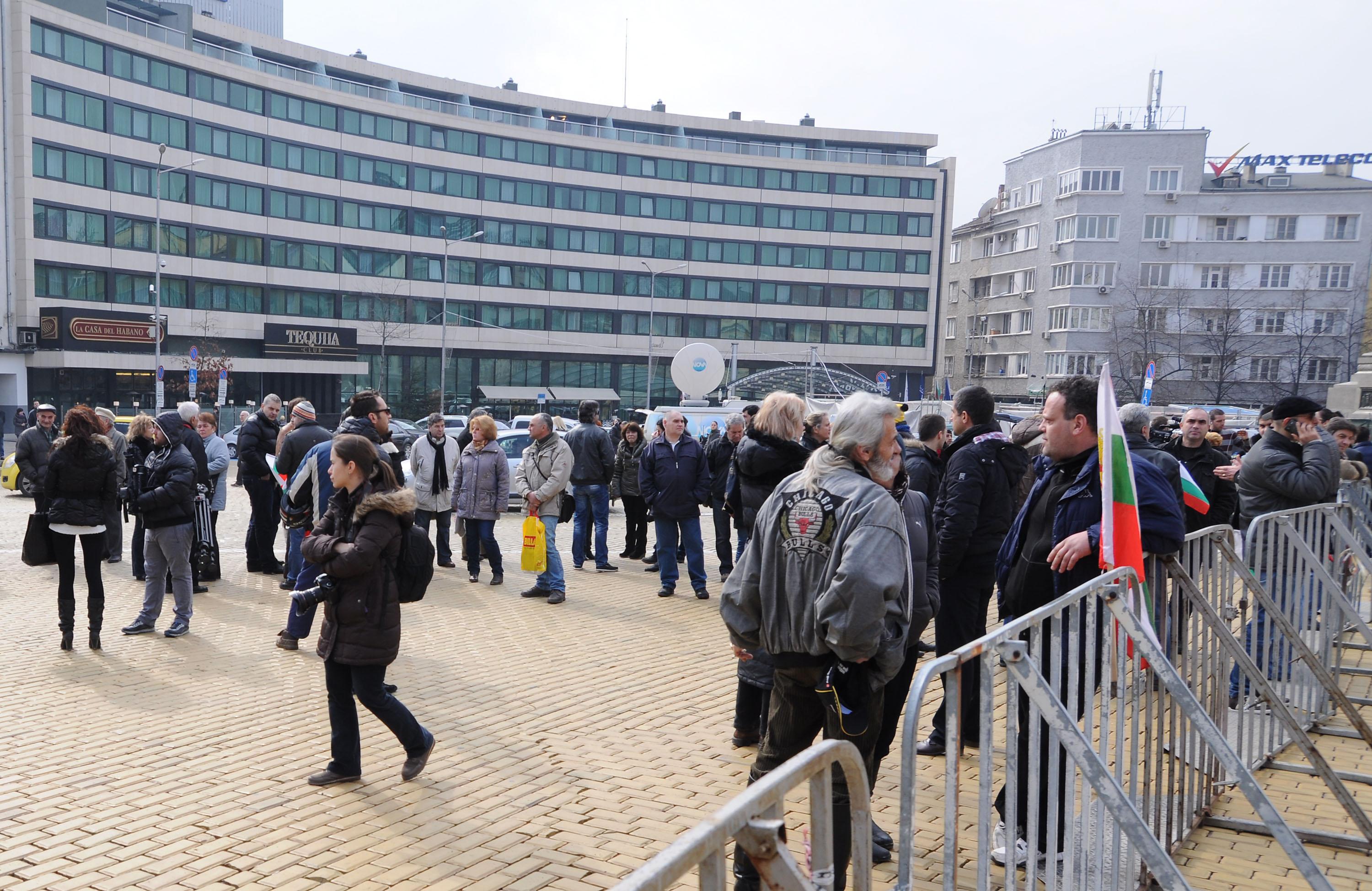 Трактори вървят към парламента, за да блокират оставката  на Бойко