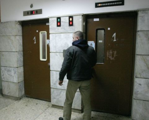 Пиян тийнейджър се изходи в асансьор и омаза с екскременти стените на кабината