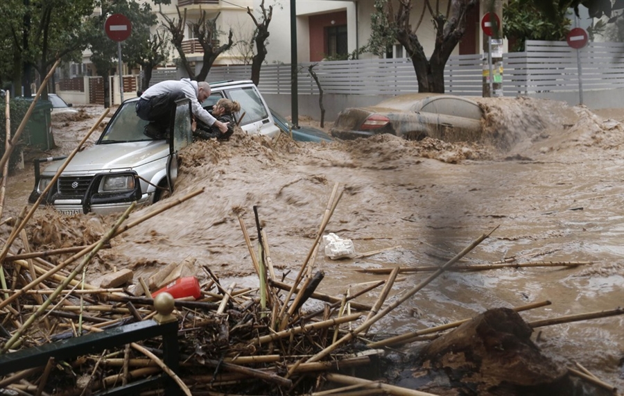 Ужасът от потопа в Атина (СНИМКИ/ВИДЕО)