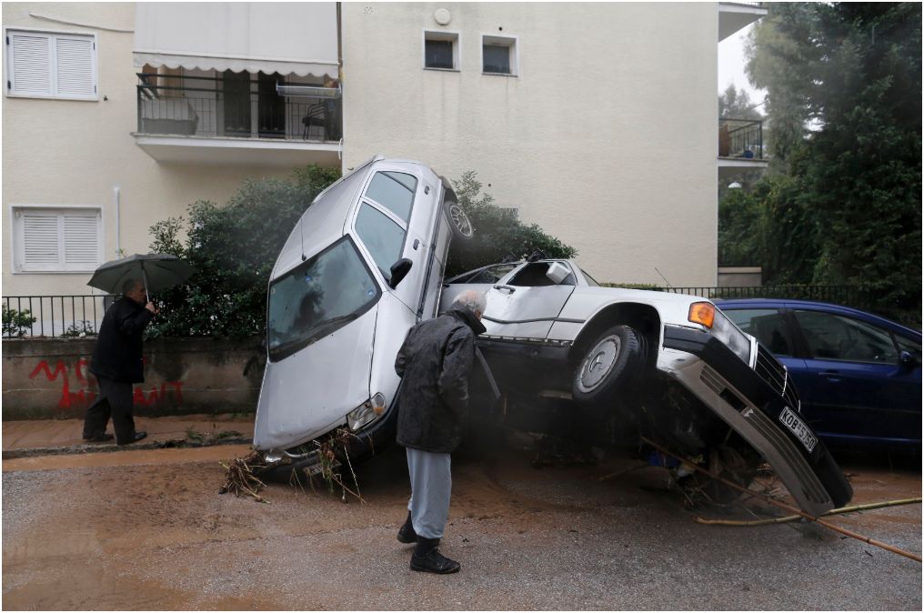 Ужасът от потопа в Атина (СНИМКИ/ВИДЕО)