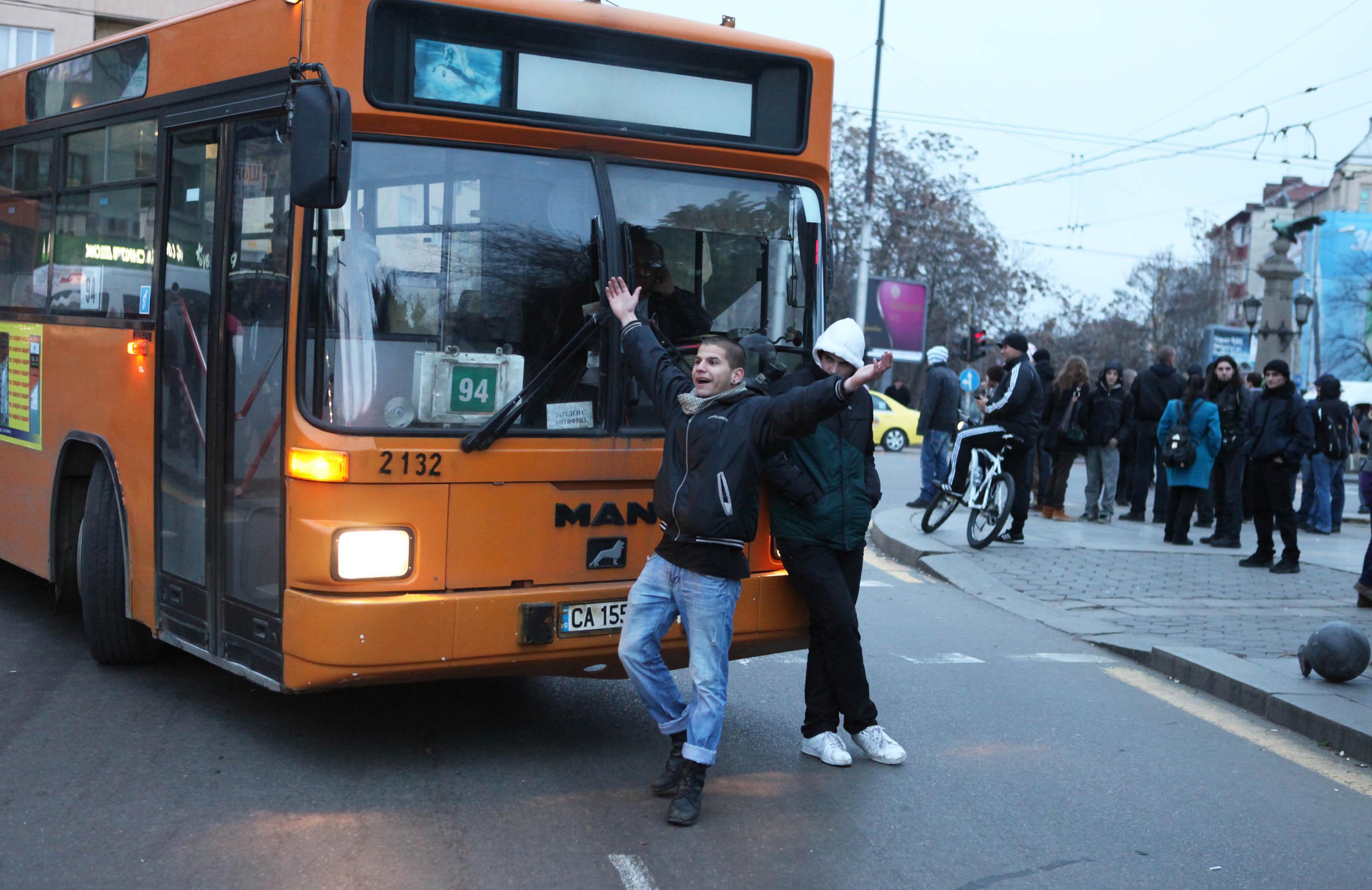 БЛИЦ TV: Пребиха автобус на градския транспорт в София