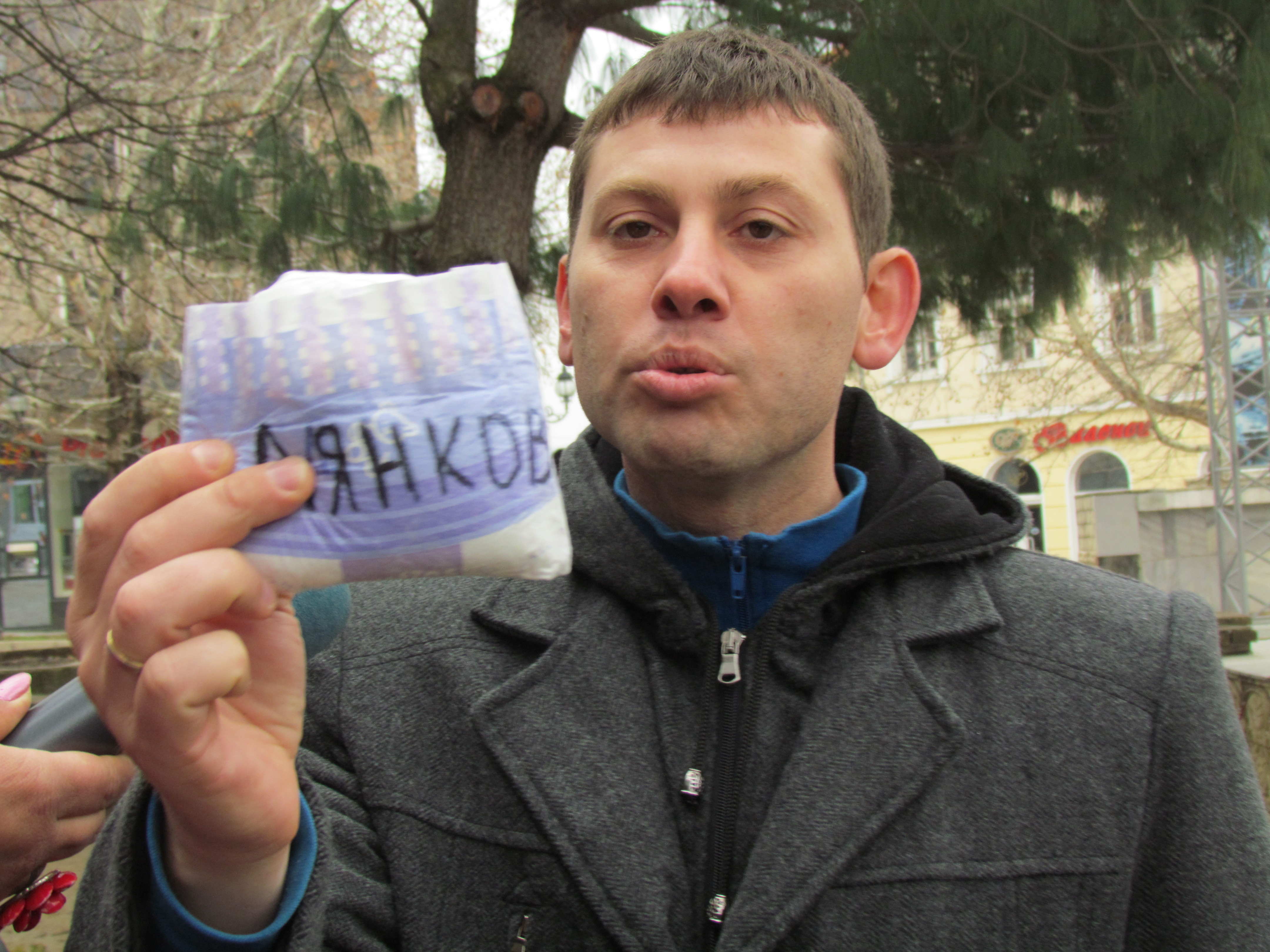 БЛИЦ TV: Дирят Кабаиванов на пожар, за да му връчат мръсни памперси за политиците