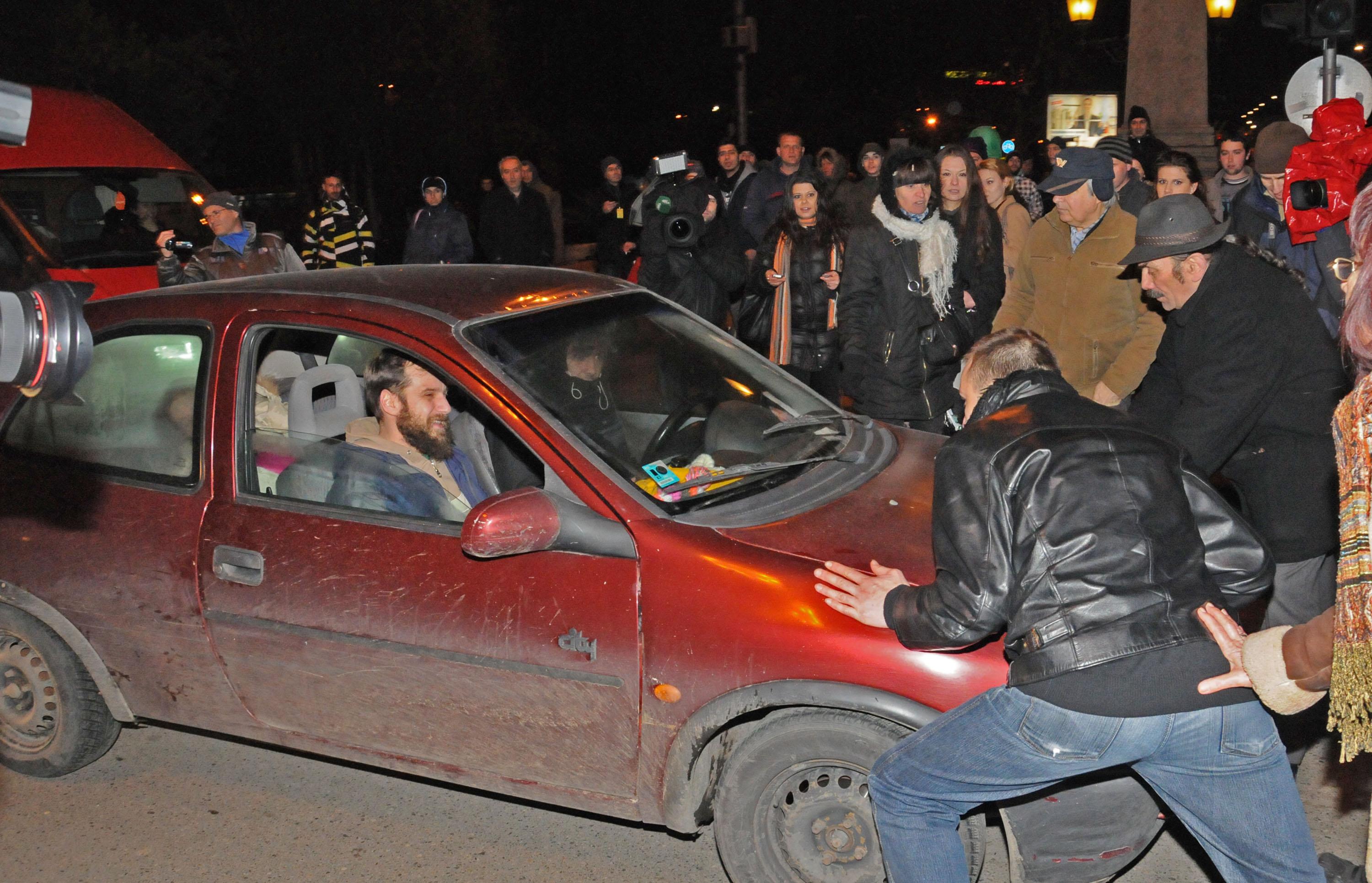 Нервен шофьор помете протестиращи на &quot;Орлов мост&quot;