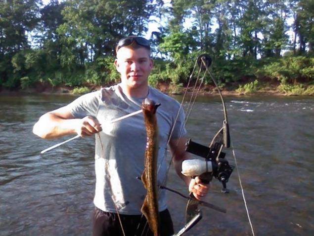 Рибар хвана с лък и стрели окървавено водно чудовище (СНИМКИ)