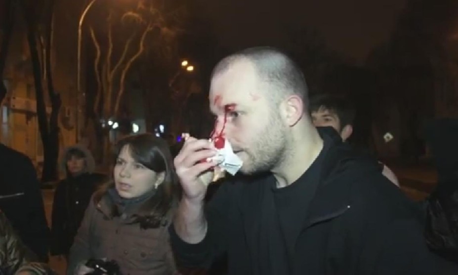 Мутри пребиха протестиращ във Варна! (ВИДЕО 16+) 