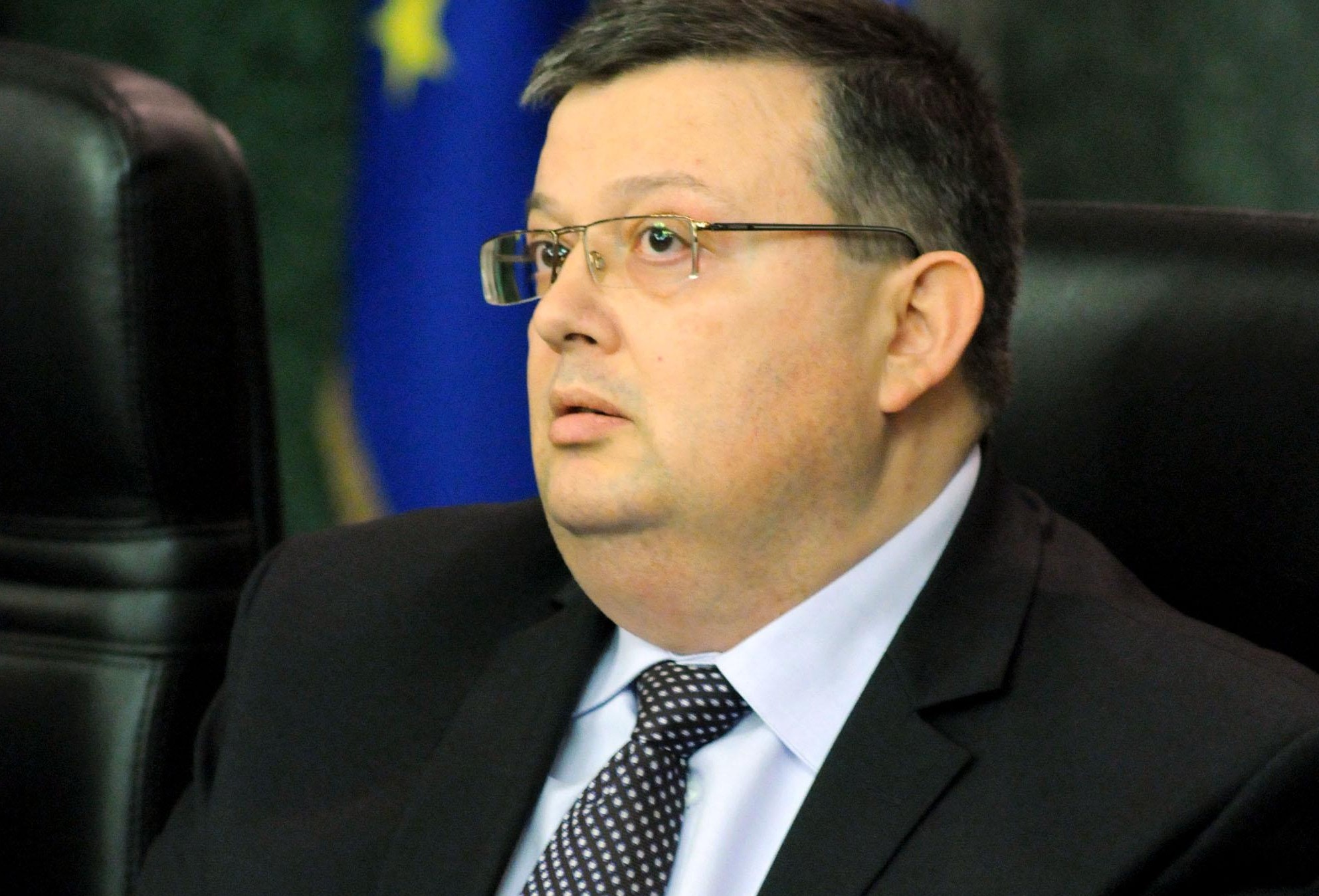 Цацаров: Министърът на икономиката може да намали цената на тока