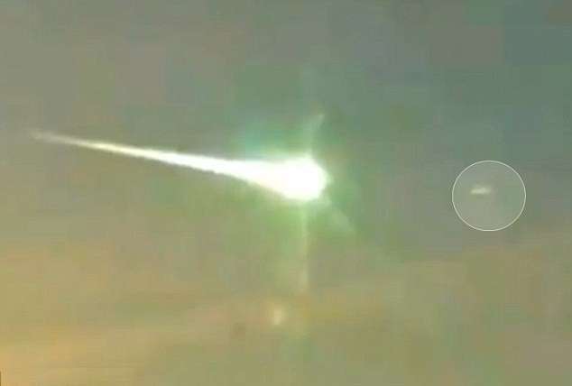 НЛО е блъснало и взривило метеорита над Челябинск (ВИДЕО)
