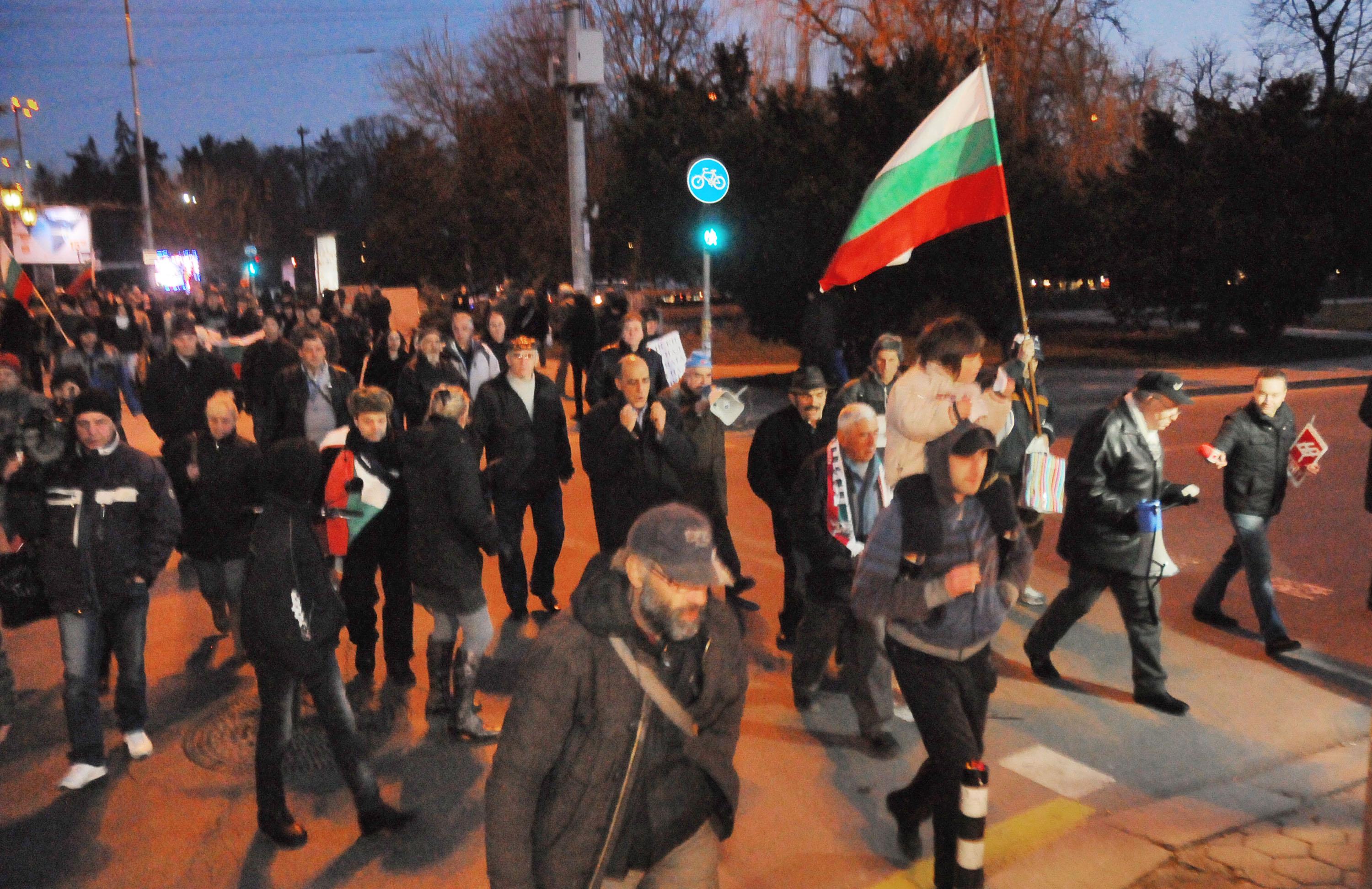Протестиращите тръгнаха от “Орлов мост”, носят пица  