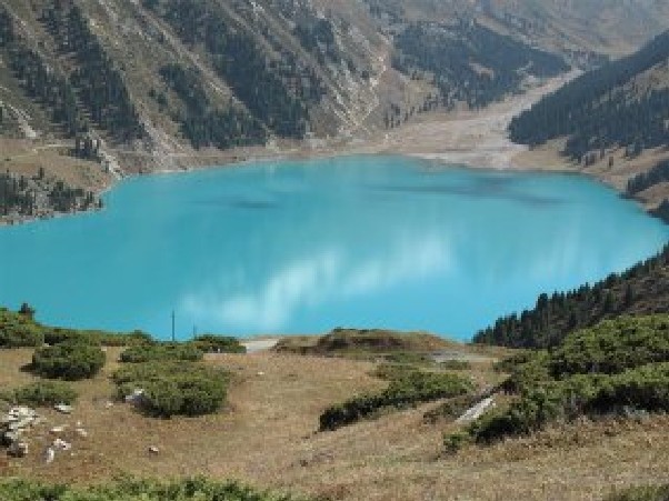 Езерото Жасилкол е едно от най-красивите места в Киргизия