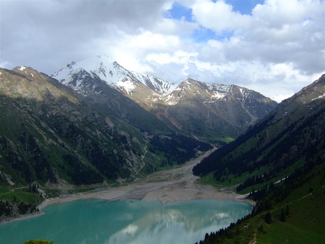 Езерото Жасилкол е едно от най-красивите места в Киргизия