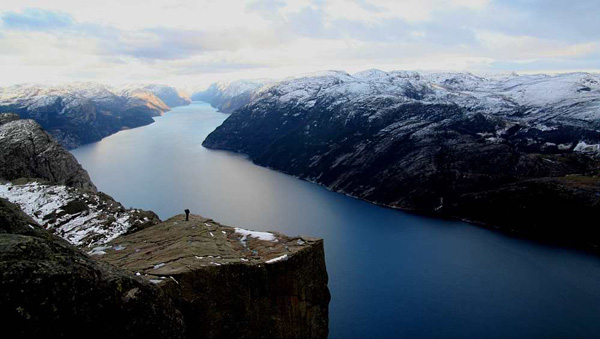 Вижте уникалната скала Прейкестолен в Норвегия