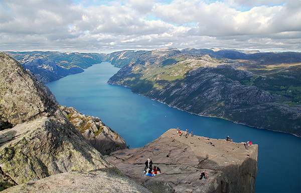 Вижте уникалната скала Прейкестолен в Норвегия