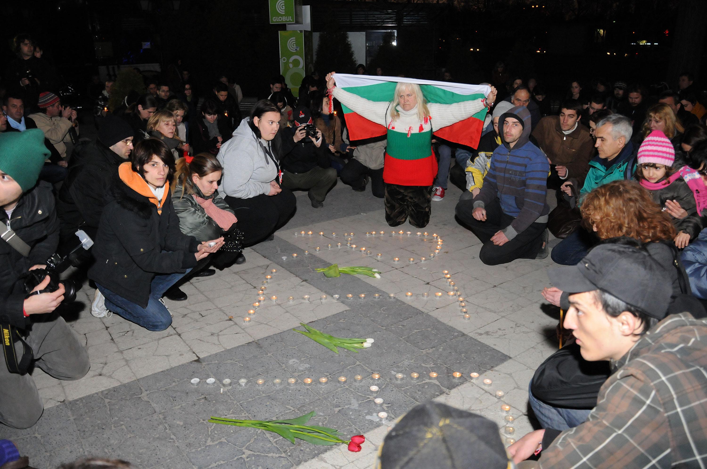 Столичани палят свещи за Пламен Горанов, полицаи ги пазят