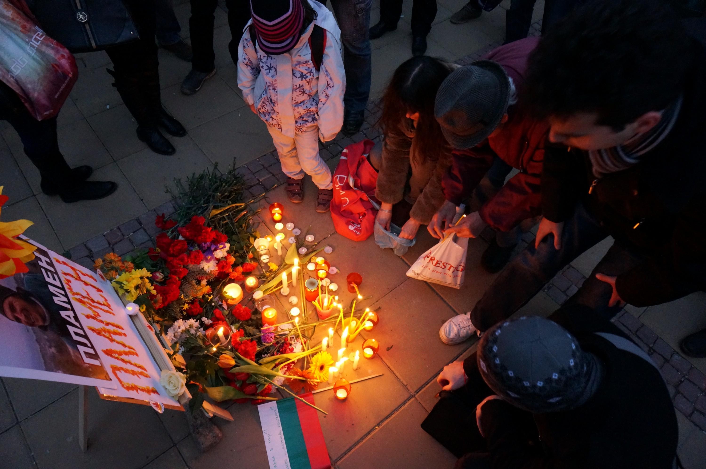Варненци изписаха с горящи свещи името на самозапалилия се Пламен Горанов
