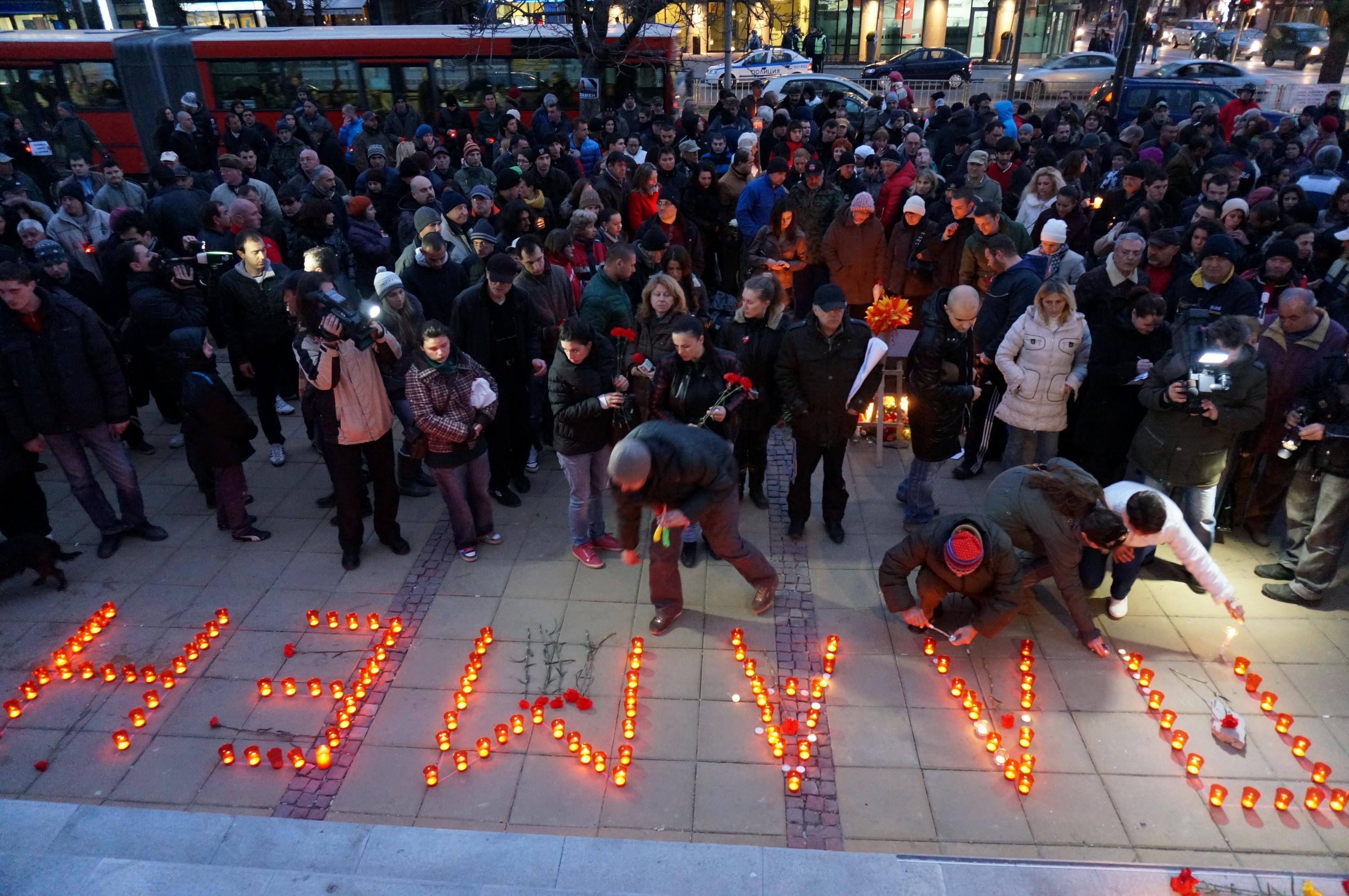Варненци изписаха с горящи свещи името на самозапалилия се Пламен Горанов