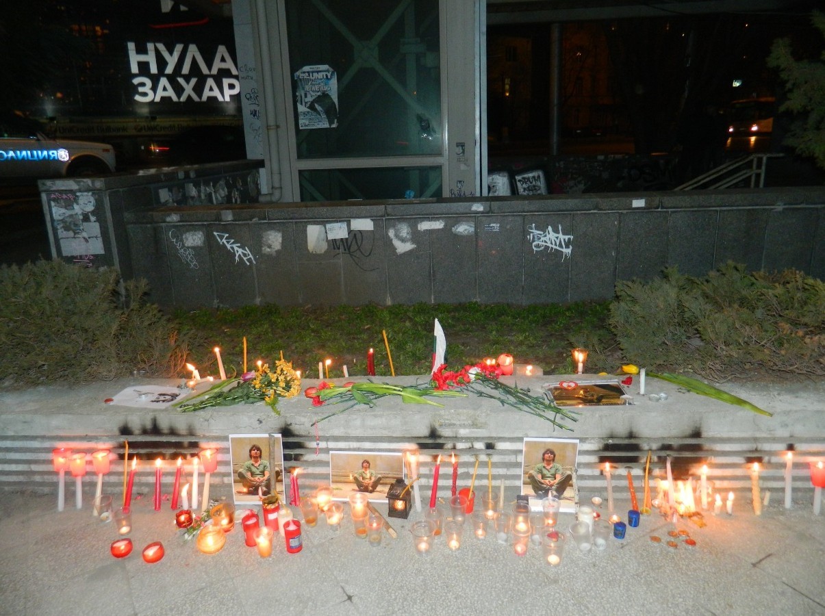 БЛИЦ TV: Направиха олтар с цветя и свещи в памет на Пламен Горанов в София