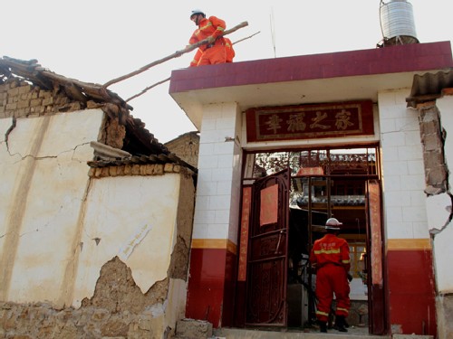 Най-малко 92 000 души са пострадали от силно земетресение в Китай 
