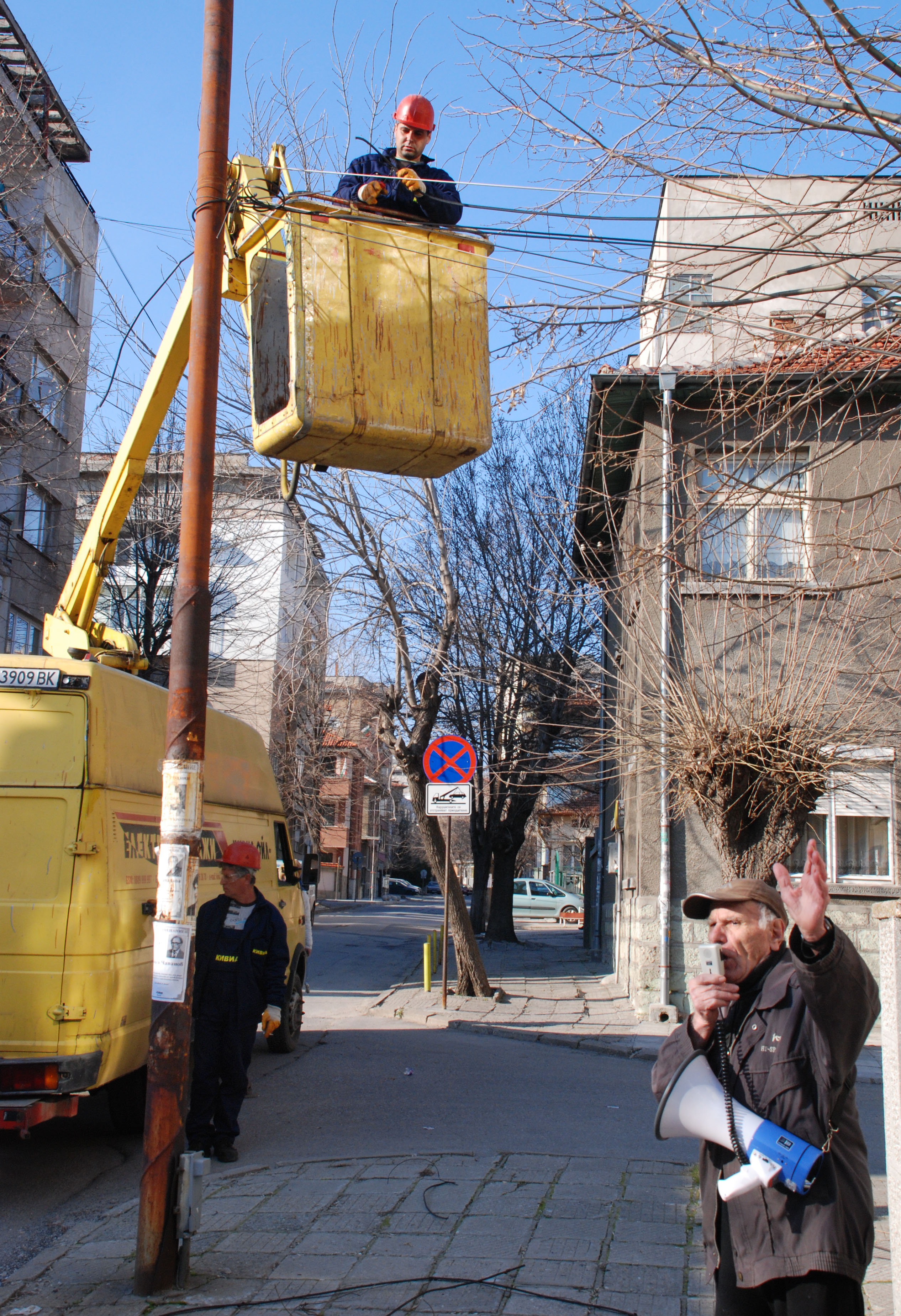 Бунтарят бай Йорданов скочи с мегафон срещу рязането на незаконните жици