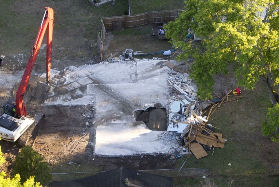 Вижте дупката на ужаса, която погълна човек във Флорида (СНИМКИ/ВИДЕО)
