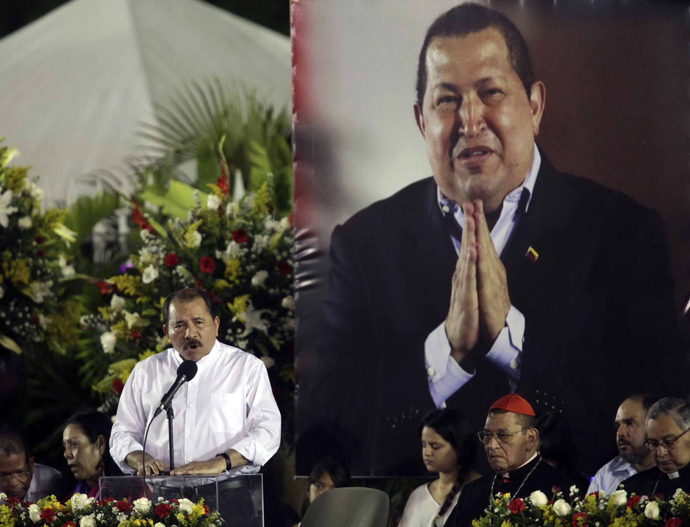 Оливър Стоун и Шон Пен скърбят за големия герой Уго Чавес 