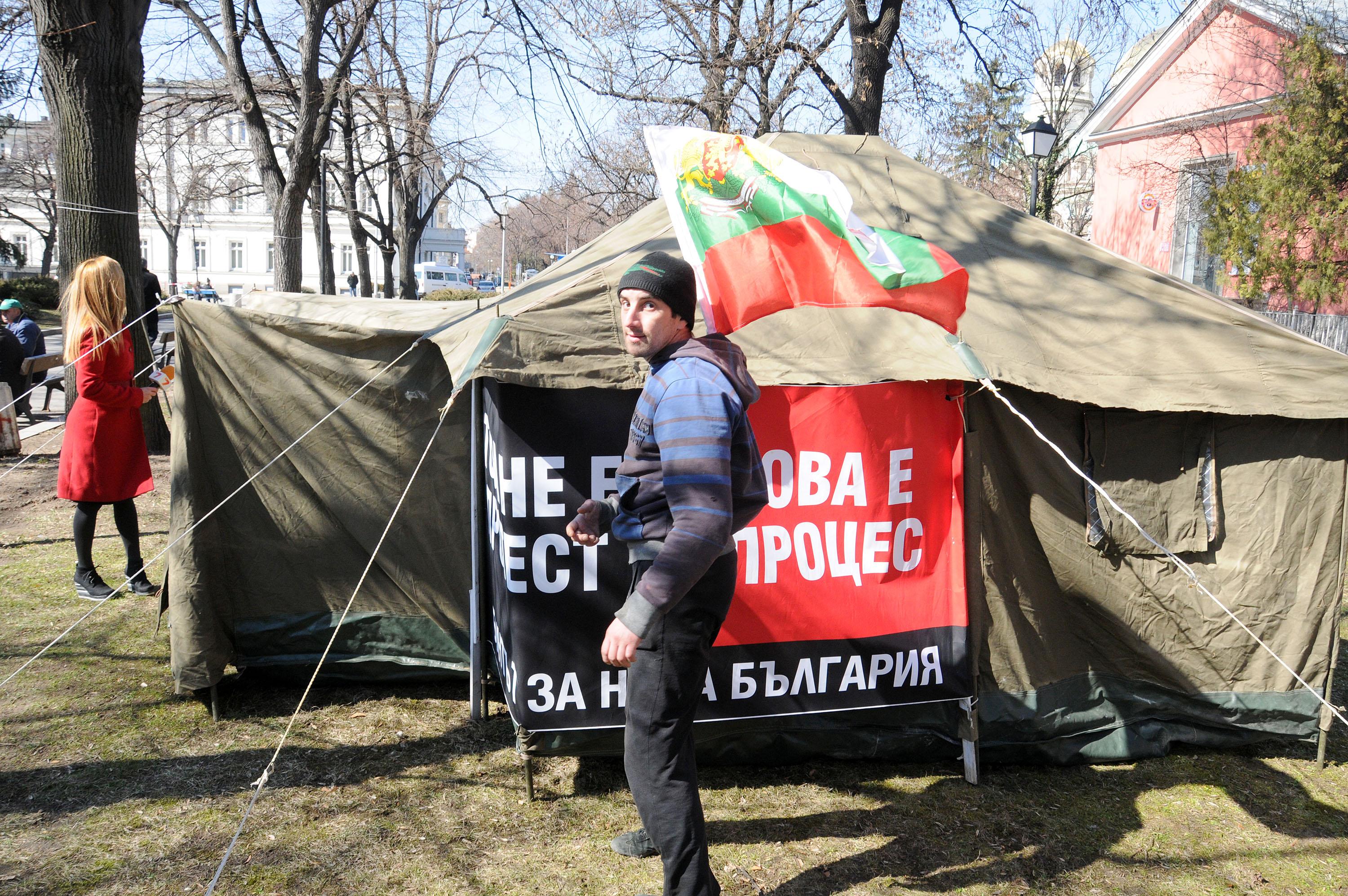 Протестиращ от палатковия лагер е припаднал и откаран болница