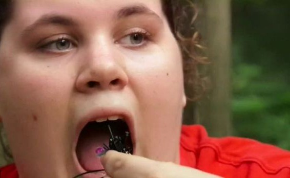 Момиче изяде 50 автомобилни гуми за шест години (ВИДЕО)