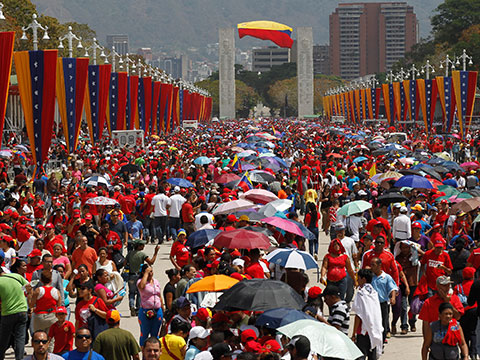 Над два милиона души се сбогуват с Уго Чавес 