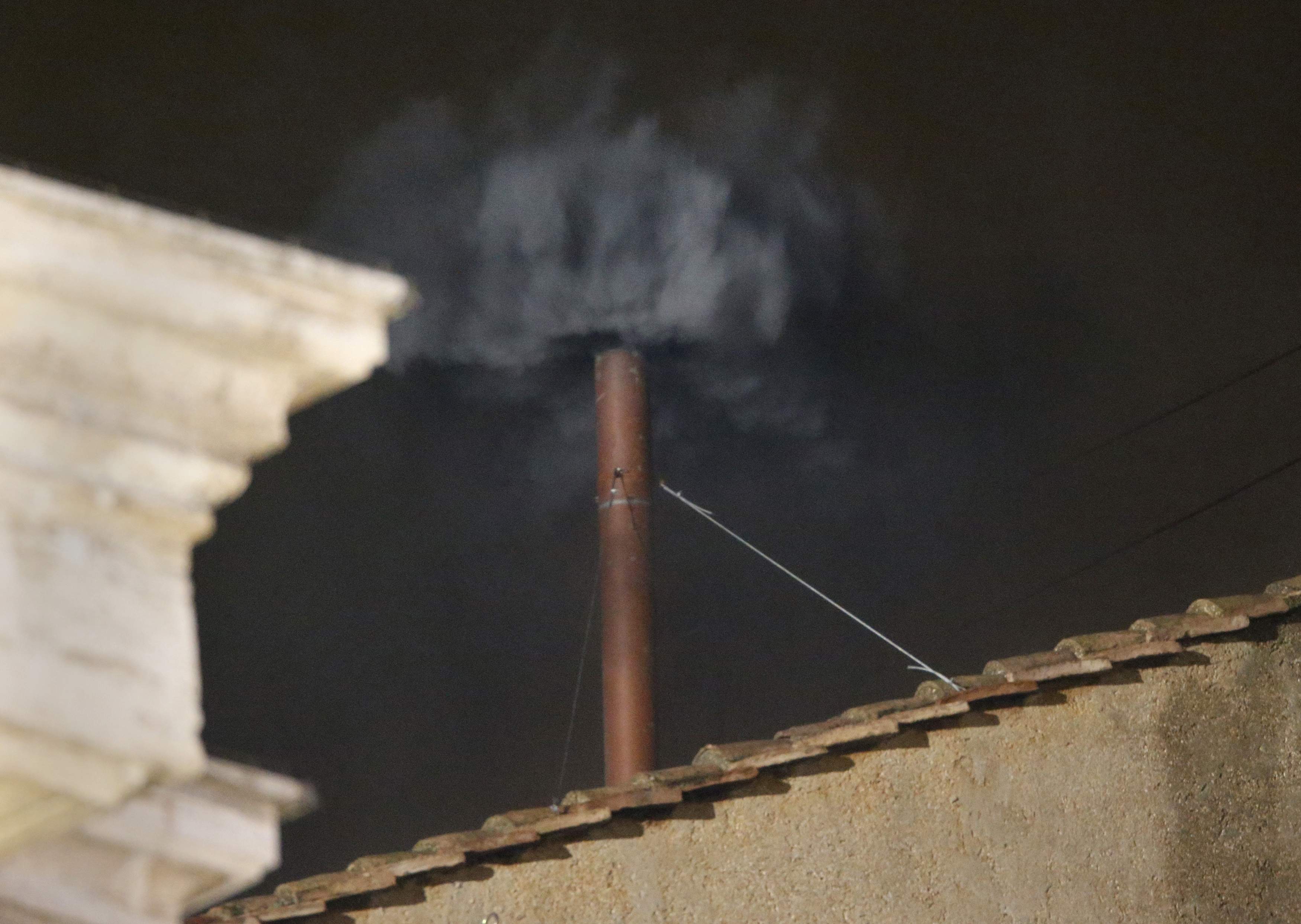 Черен дим се изви над Ватикана  