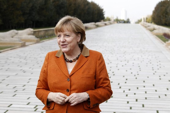 Ангела Меркел призова Франциск І да посочи пътя на хората към мира и справедливостта 