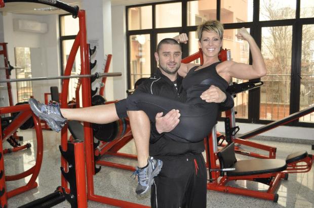 Джина Стоева кръшка с фитнес инструктор