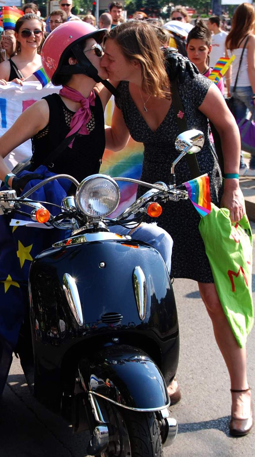 По европейски: Румънците правят референдум за гей браковете