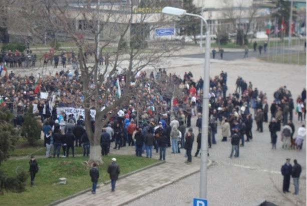 В Сливен протестират срещу скъпа и мръсна вода