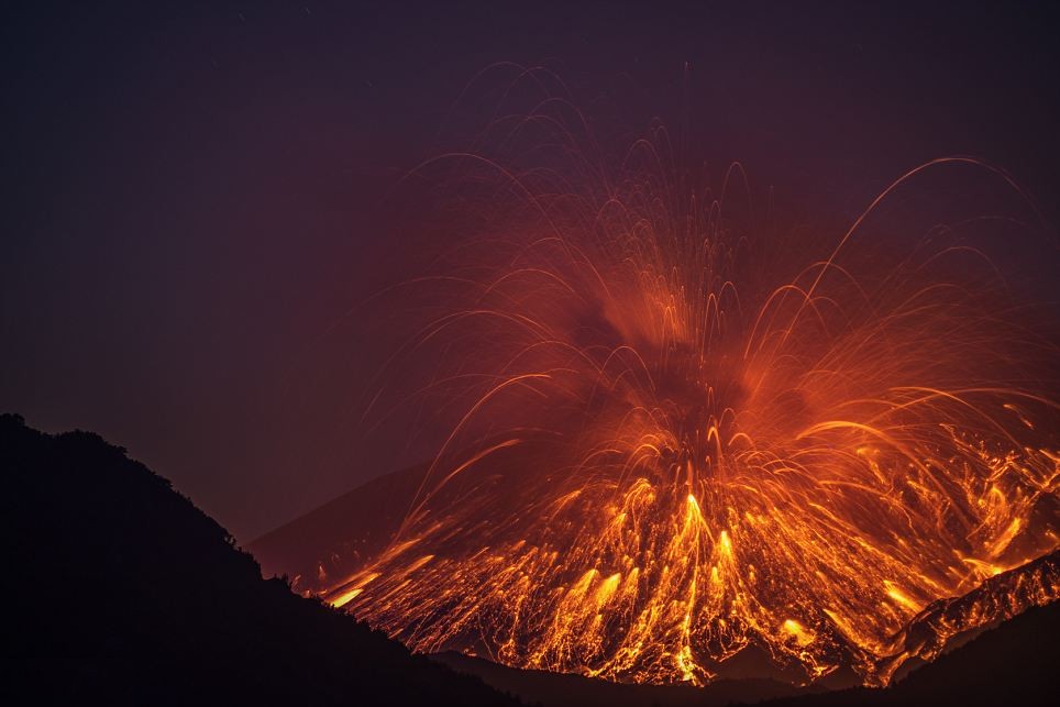 Светкавица се сби с изригващ вулкан (УНИКАЛНИ СНИМКИ)