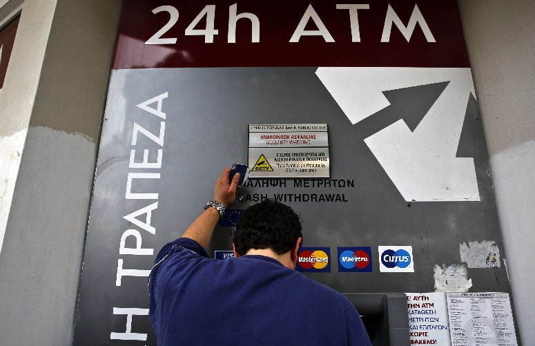 Кипърският парламент отложи гласуването по преструктурирането на банките 