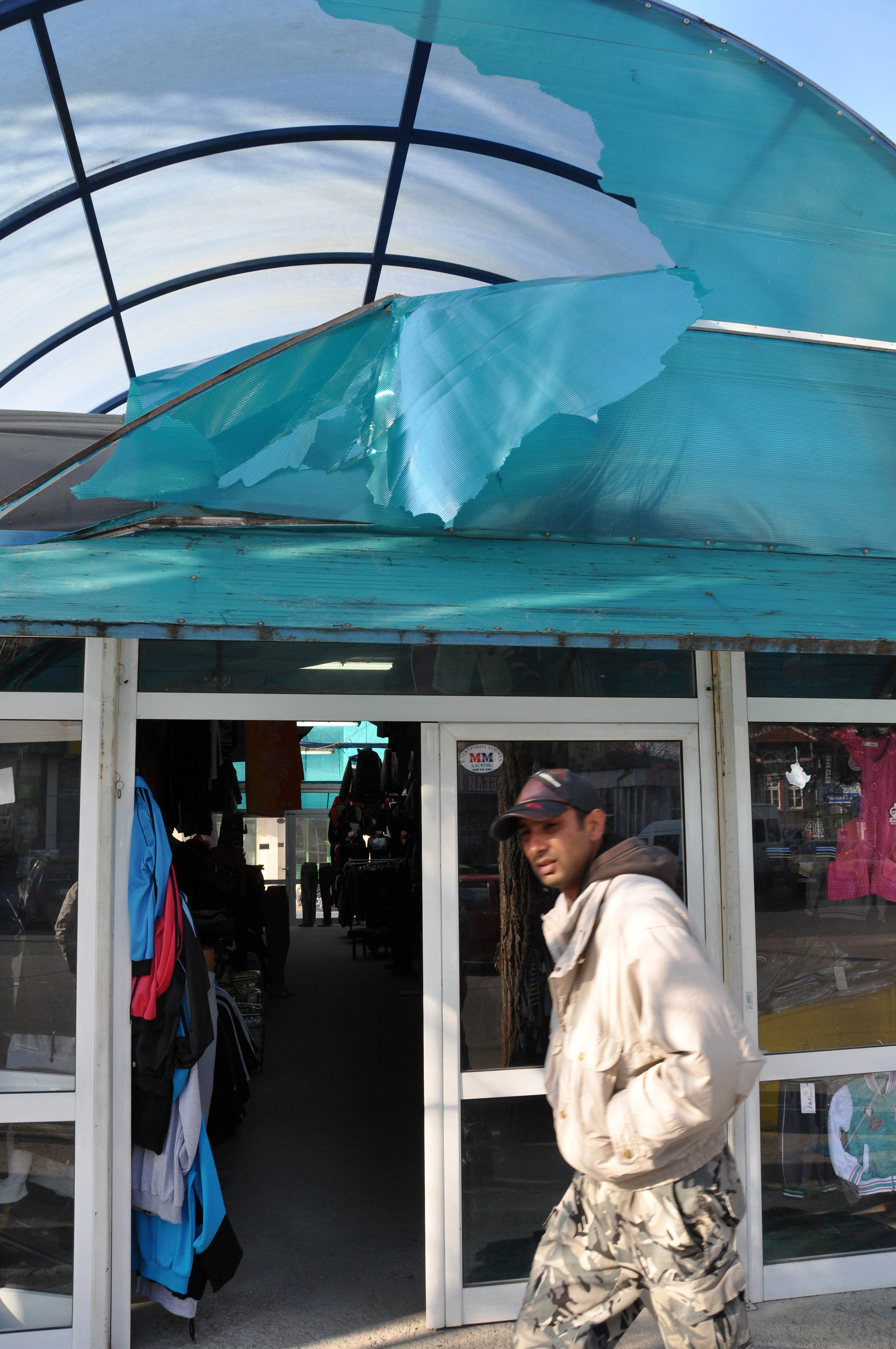 Бурният вятър отнесе част от покрива на пазара в Хасково