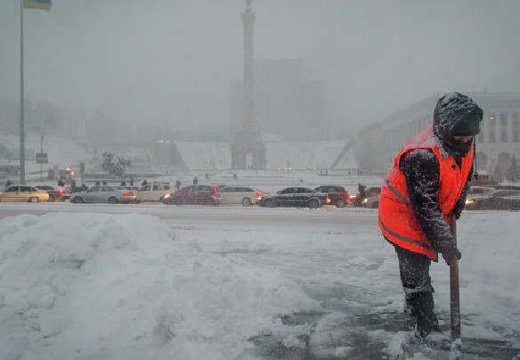 Снеговалежи откъснаха от света близо 450 селища в Украйна 