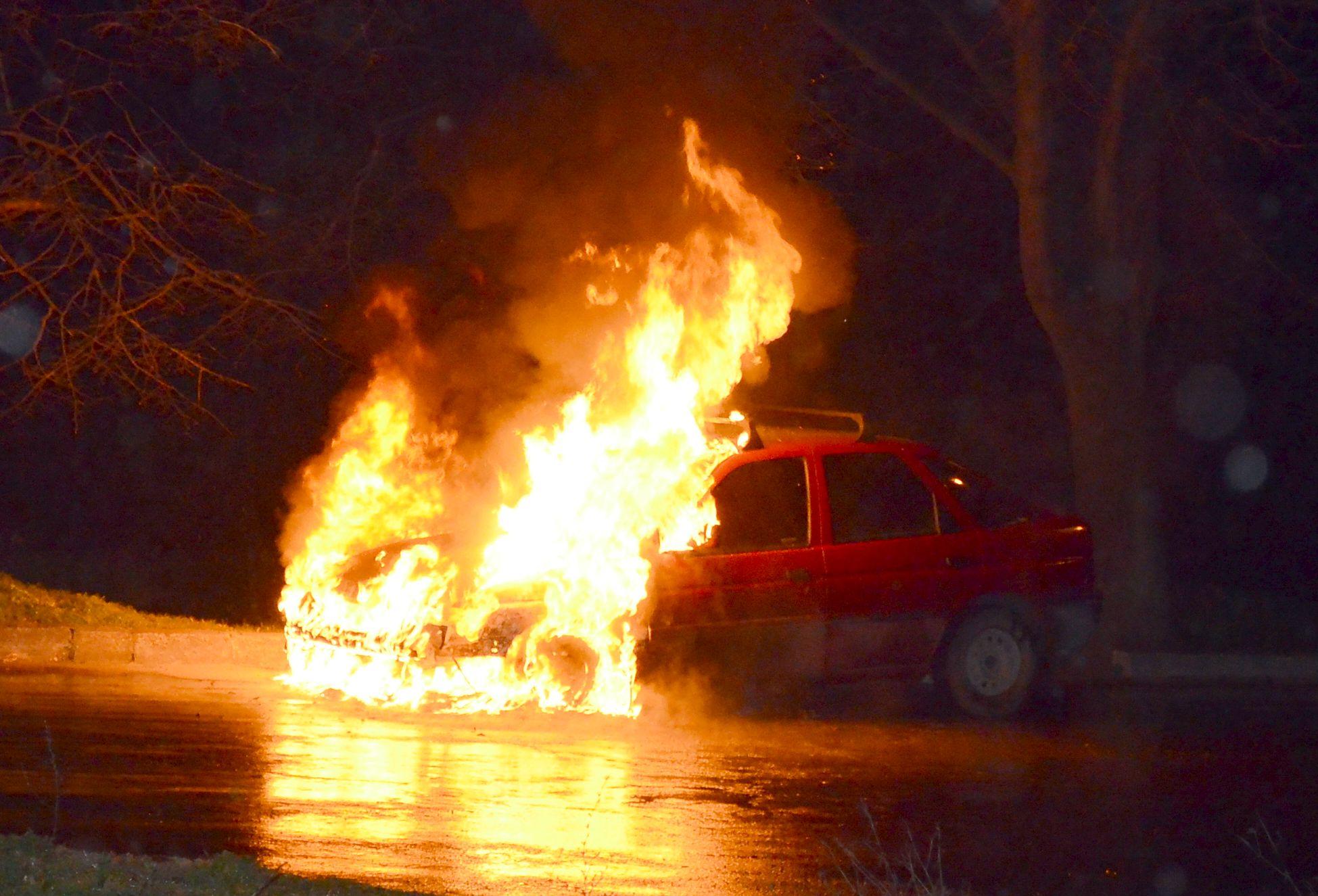 Кола изгоря зрелищно във Варна